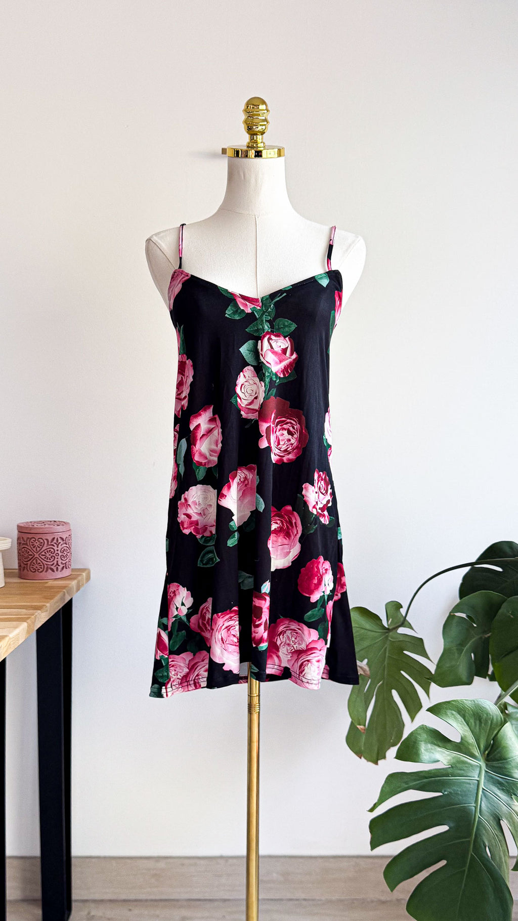 Robe Motel noire fleurs roses XS neuve élastique courte