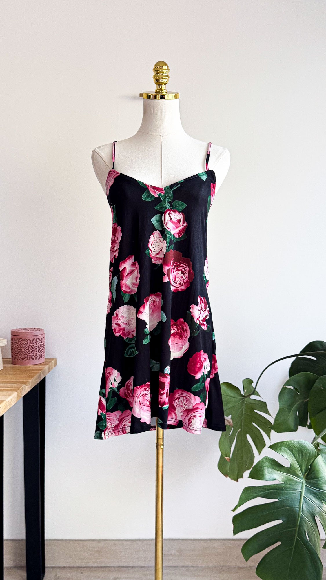 Robe Motel noire fleurs roses XS neuve élastique courte
