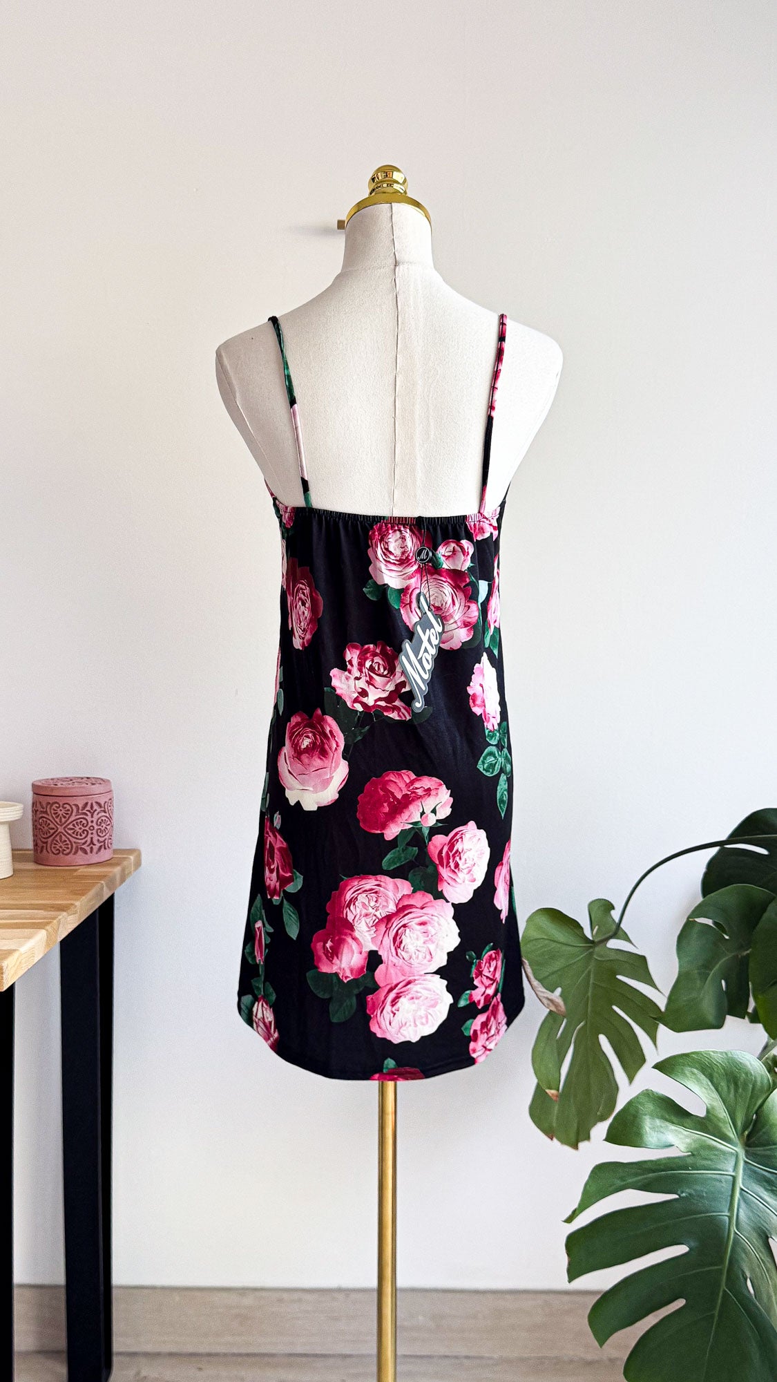 Robe Motel noire fleurs roses XS neuve élastique courte