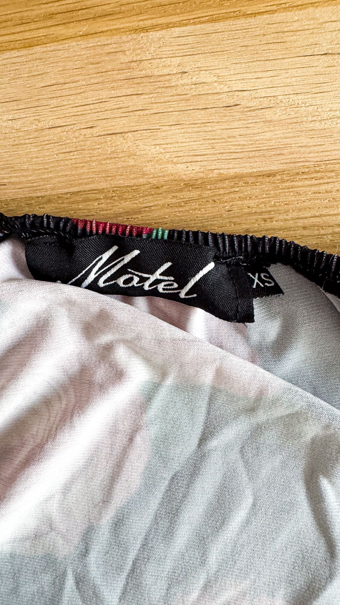 Robe Motel noire fleurs roses XS neuve élastique courte