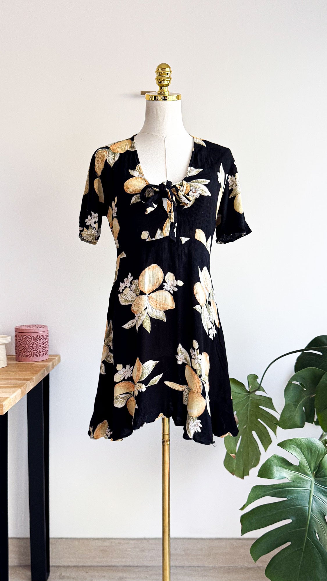Robe ASOS noire citrons fleurs T34 nœud manches courtes