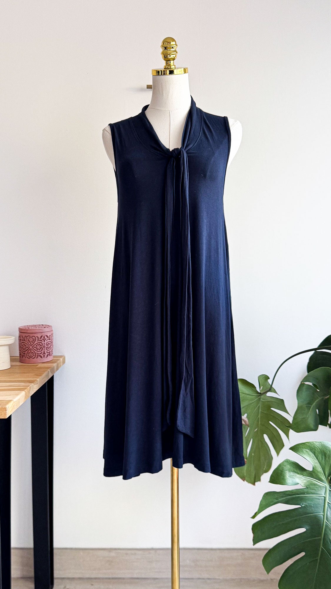 Robe ASOS bleu marine T36 col lavallière trapèze midi