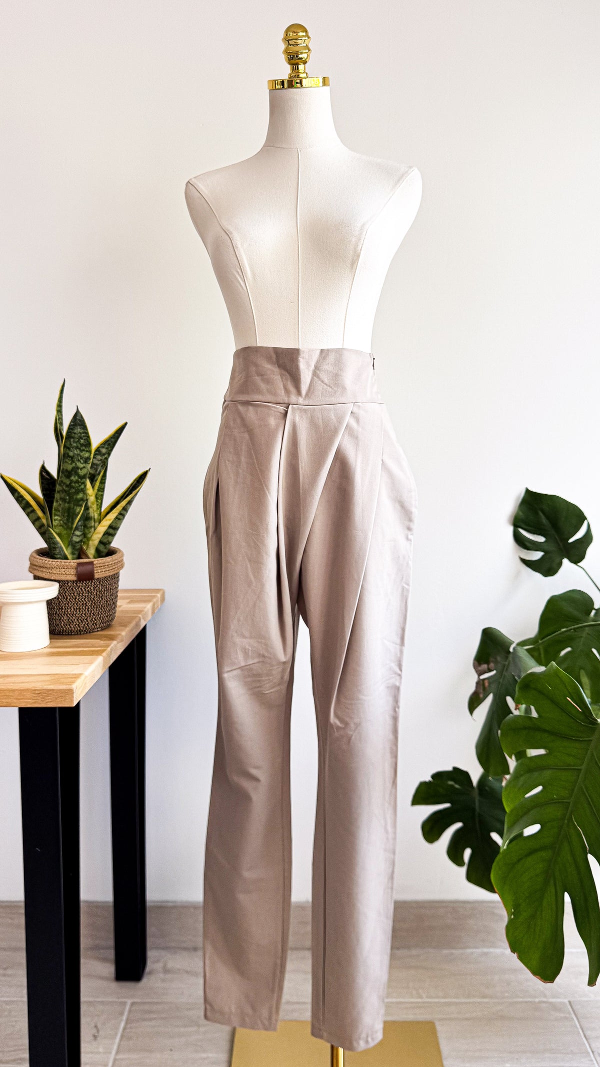 Pantalon beige satiné taille haute drapée S - Rinascimento