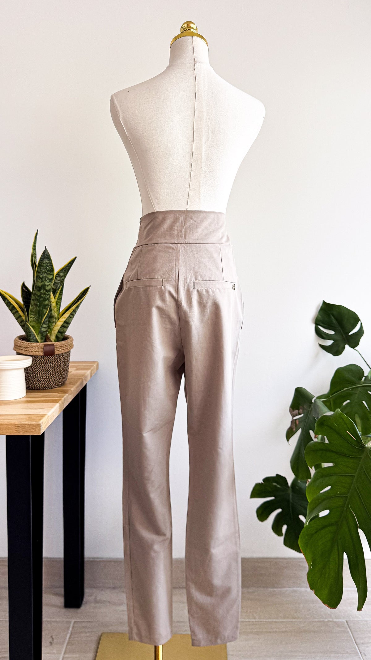 Pantalon beige satiné taille haute drapée S - Rinascimento