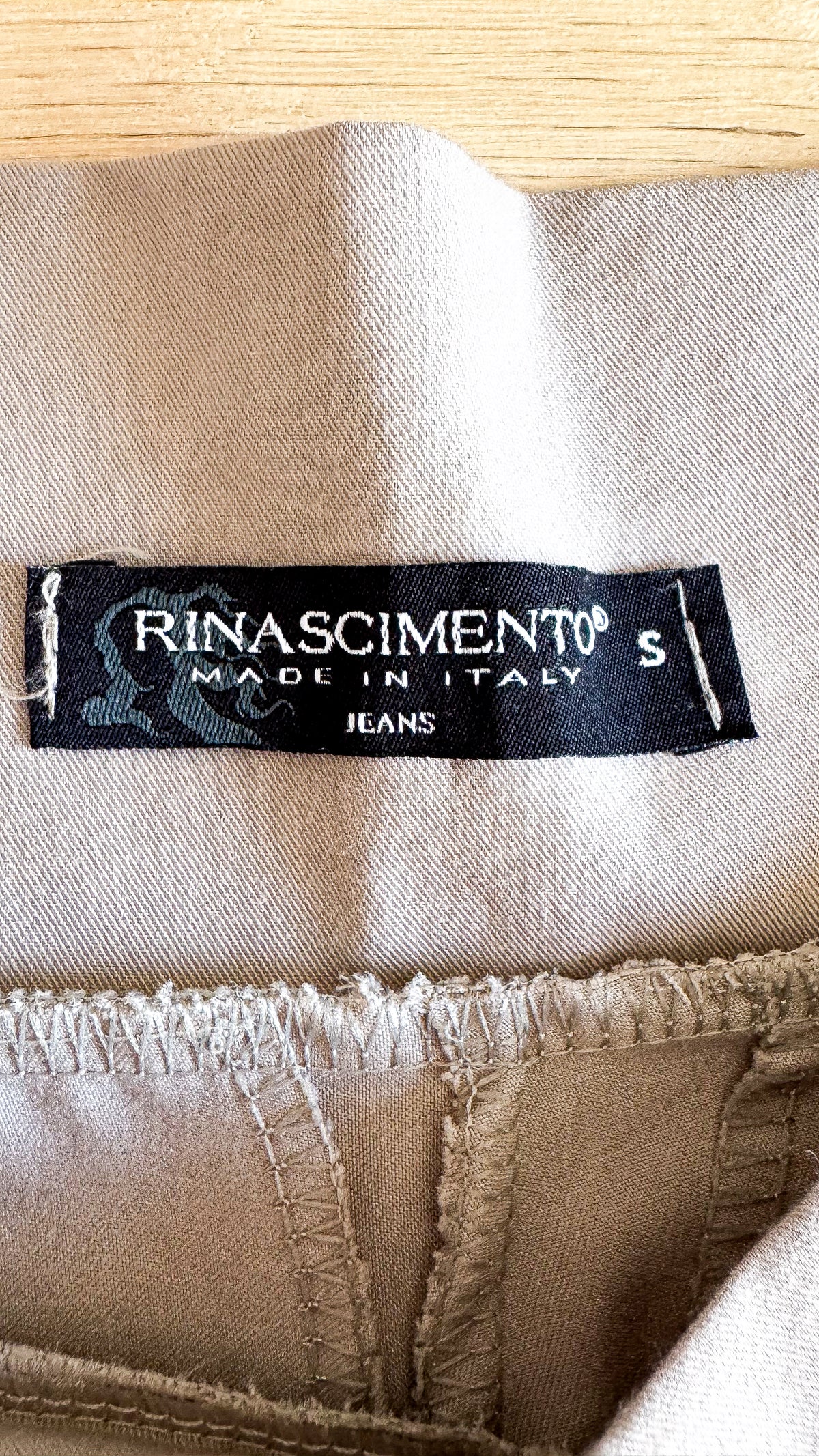 Pantalon beige satiné taille haute drapée S - Rinascimento