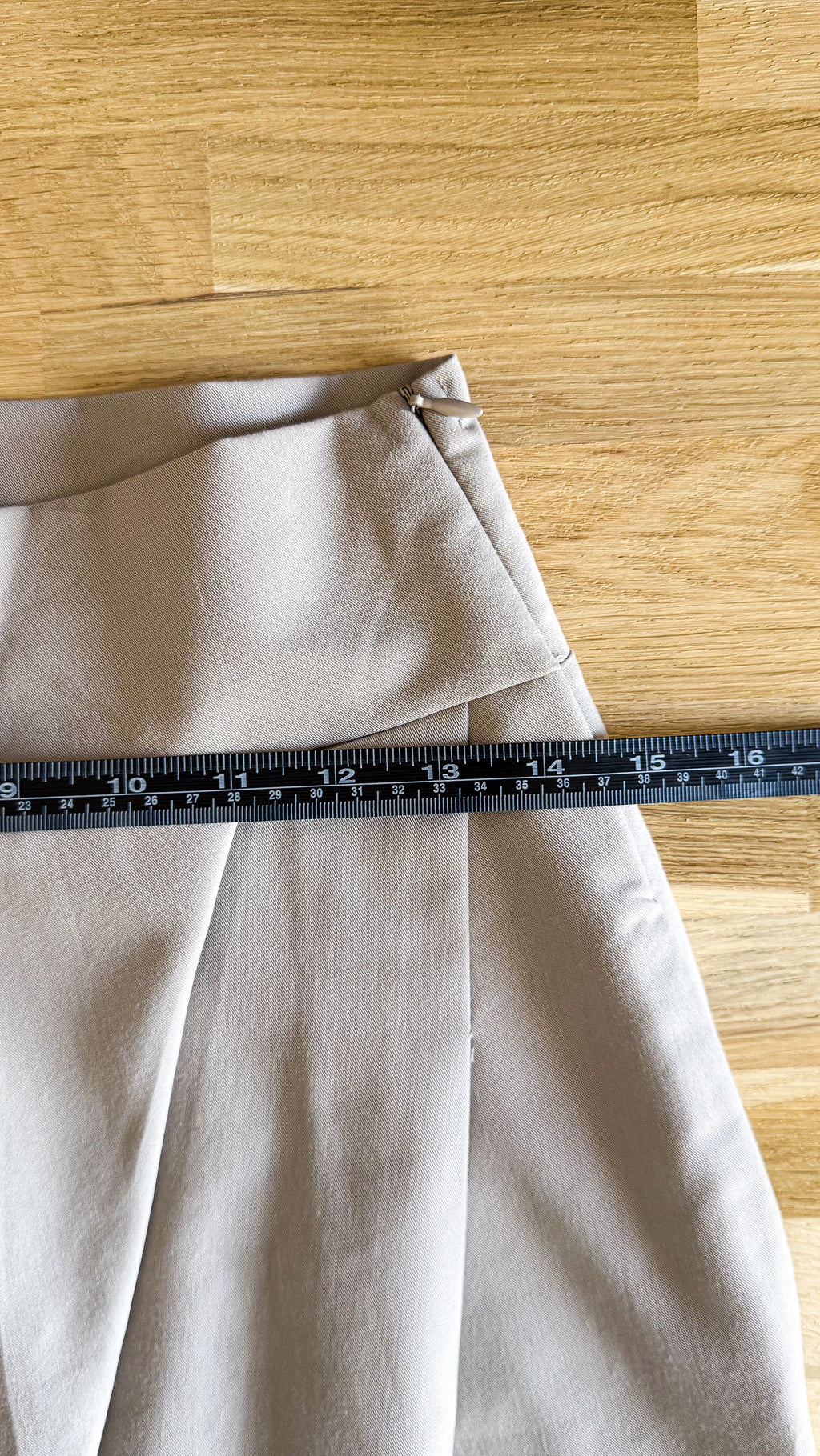 Pantalon beige satiné taille haute drapée S - Rinascimento