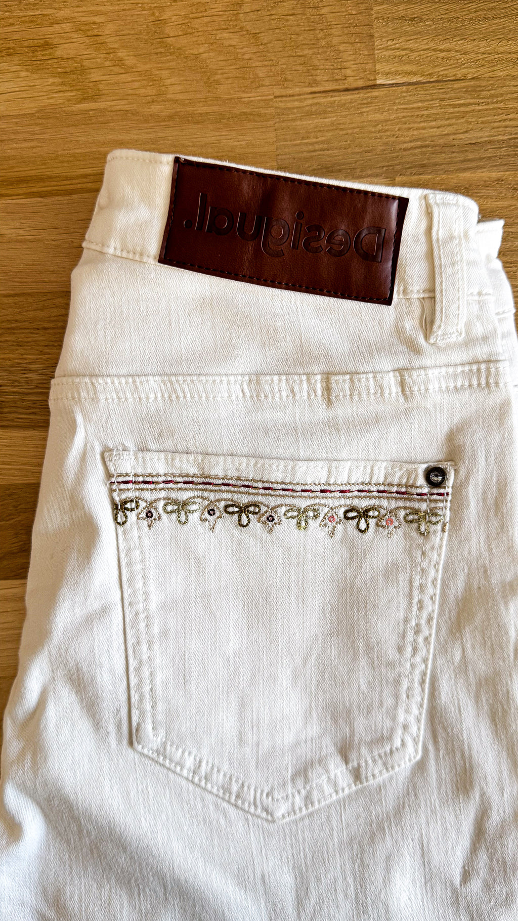 Jean blanc brodé sequins détail 26 (~36) - Desigual