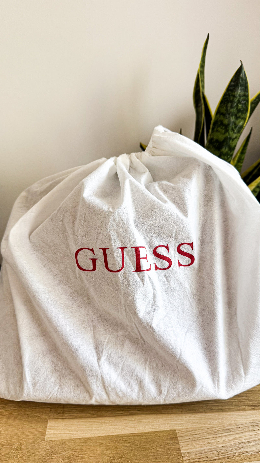 Sac seau Guess rose poudré bandoulière neuf