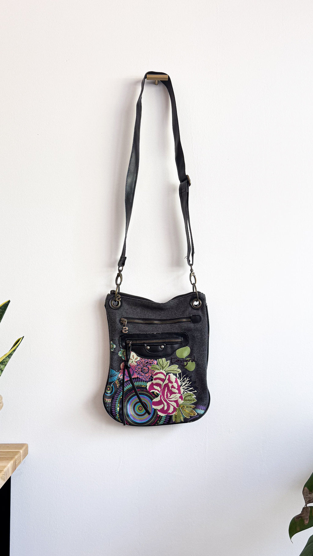 Sac Desigual noir bandoulière motifs fleurs bohème