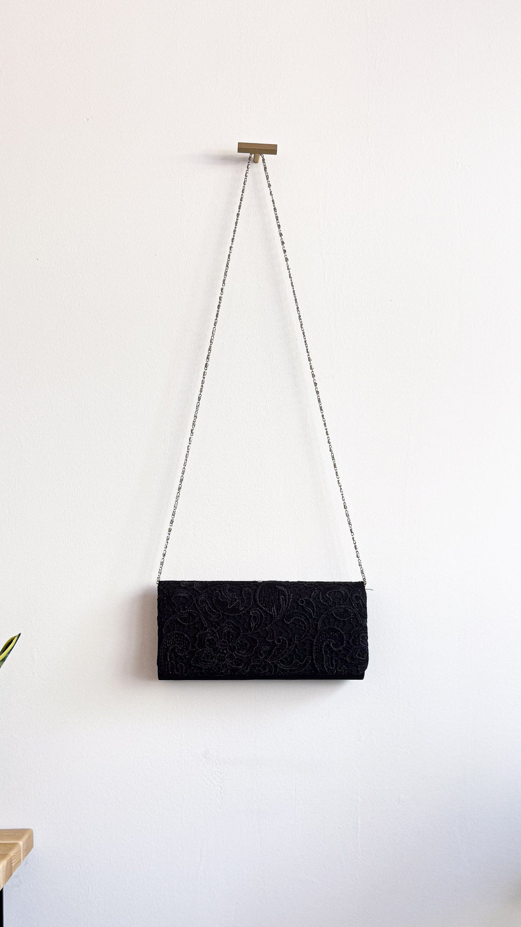 Pochette cérémonie noire dentelle chaîne argentée