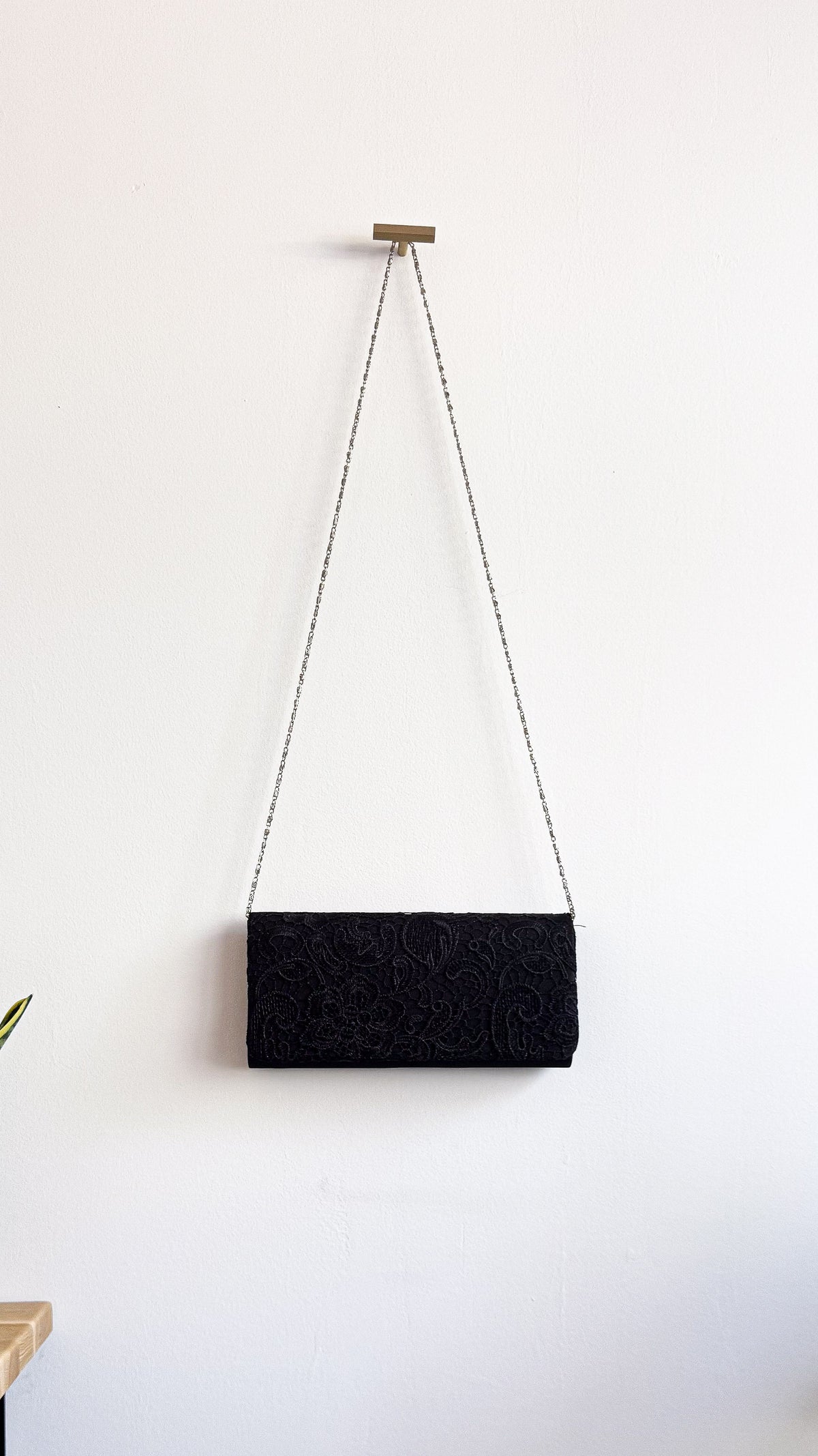 Pochette cérémonie noire dentelle chaîne argentée