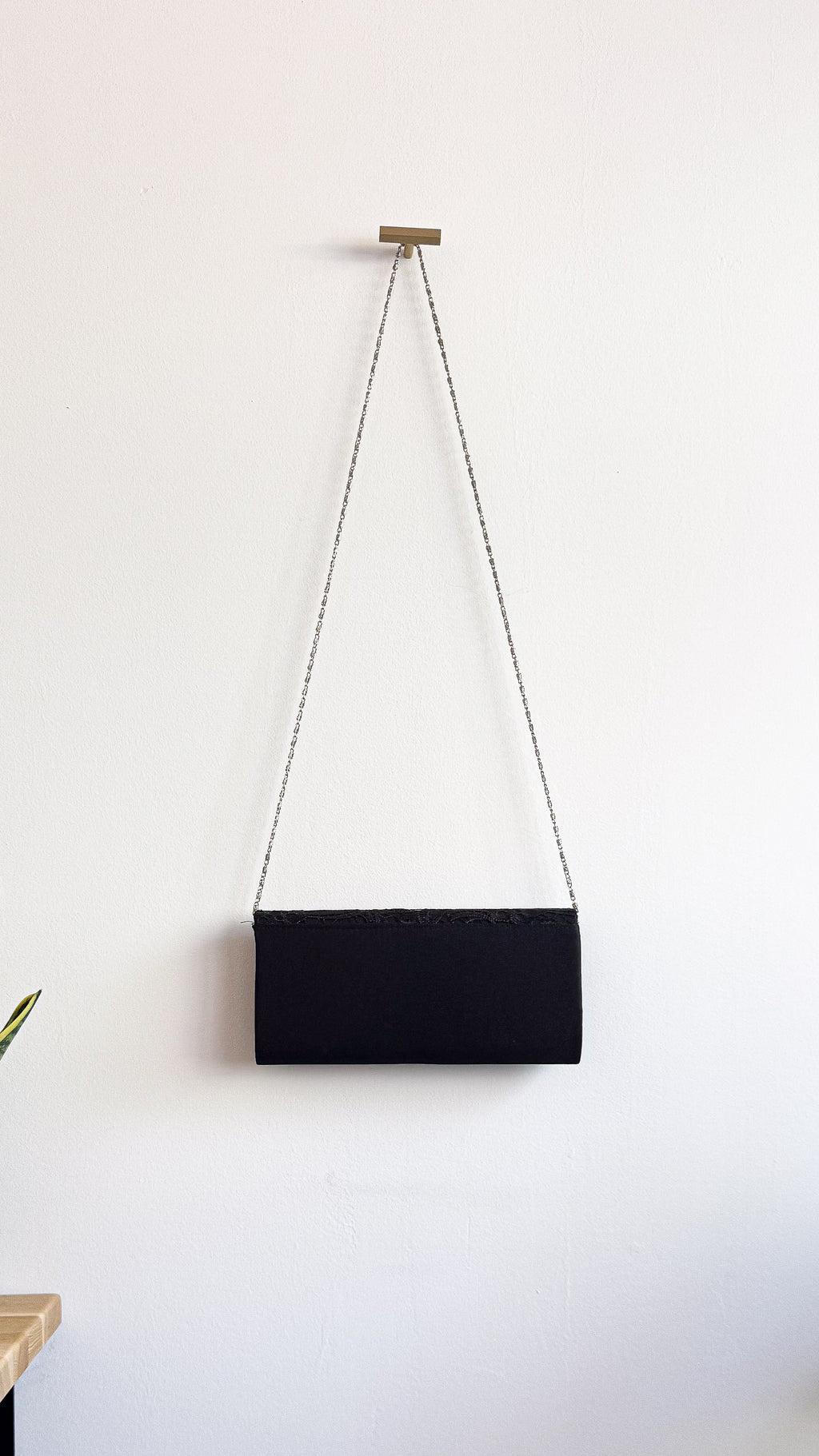 Pochette cérémonie noire dentelle chaîne argentée