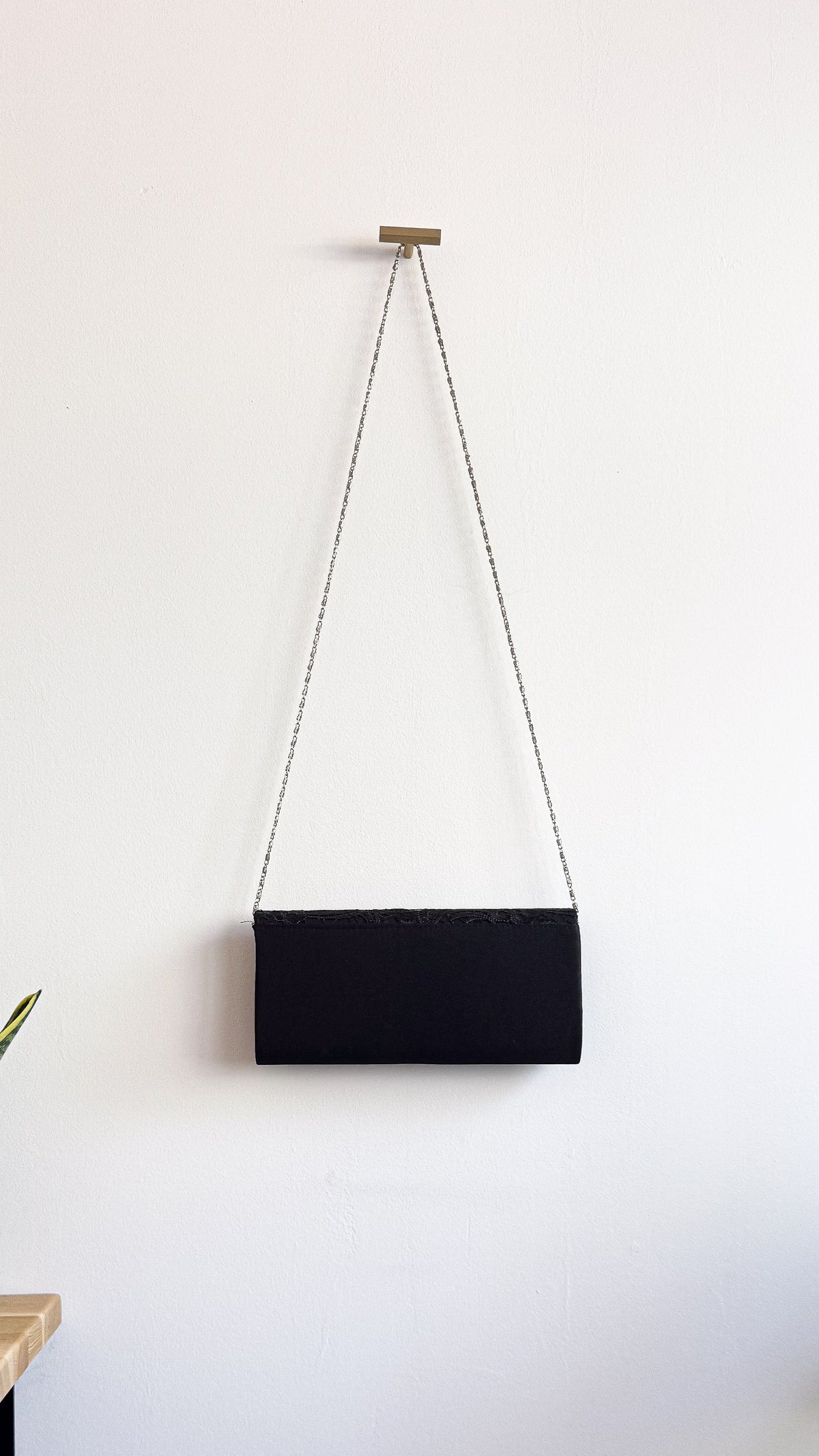 Pochette cérémonie noire dentelle chaîne argentée