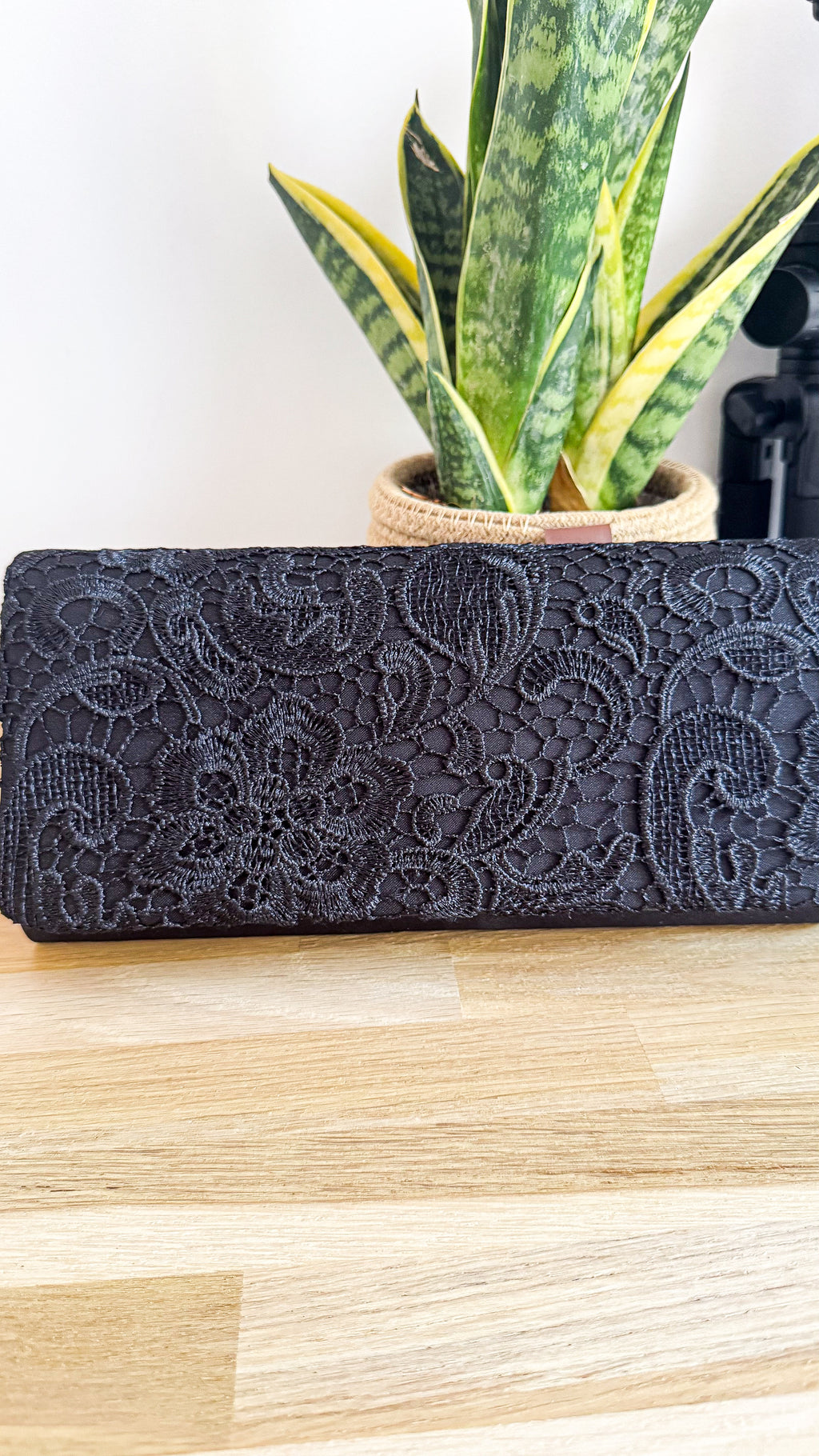 Pochette cérémonie noire dentelle chaîne argentée