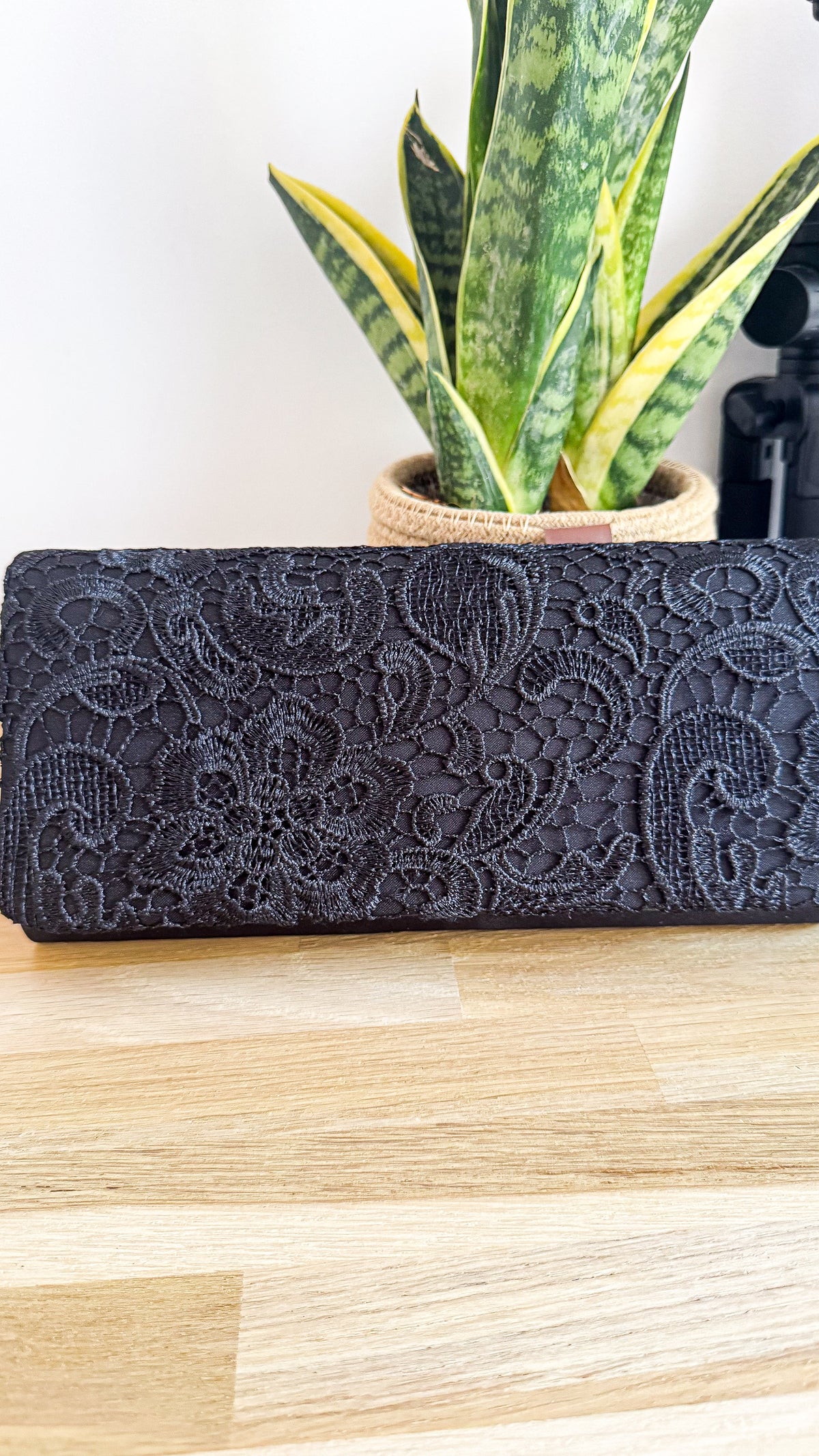 Pochette cérémonie noire dentelle chaîne argentée
