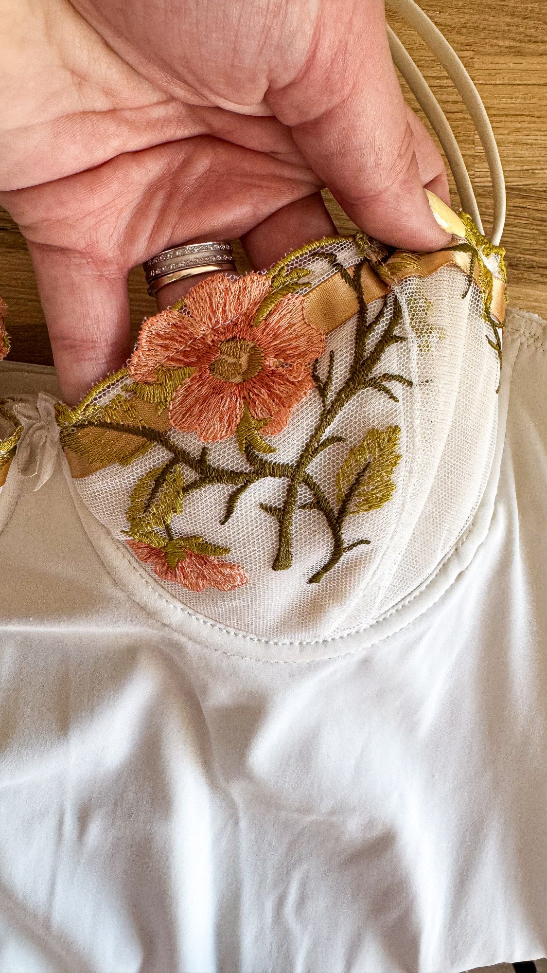 Nuisette dentelle brodée fleurs 85B - Charlott’