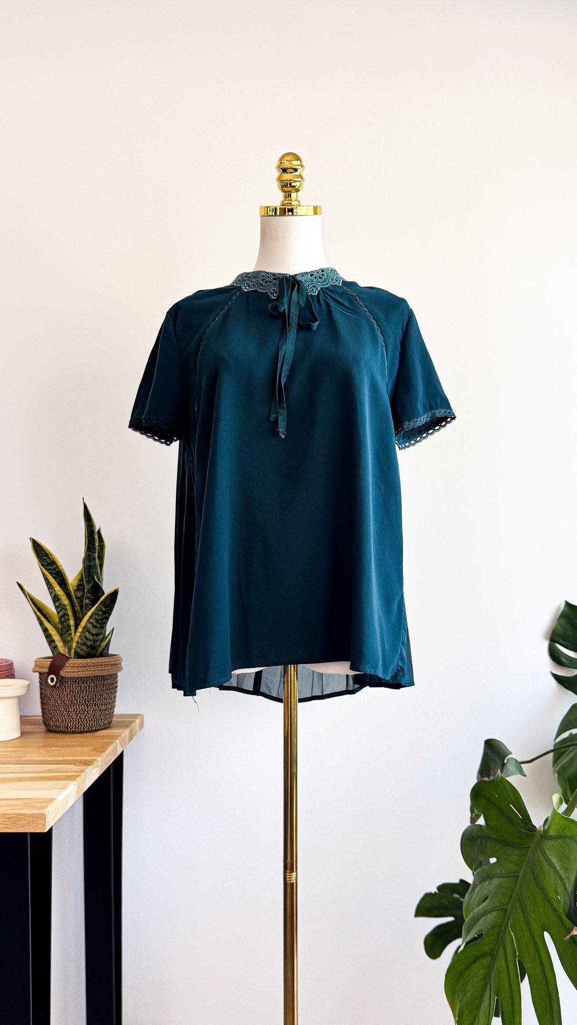 Blouse Grace & Mila bleu canard dentelle dos plissé transparente taille M