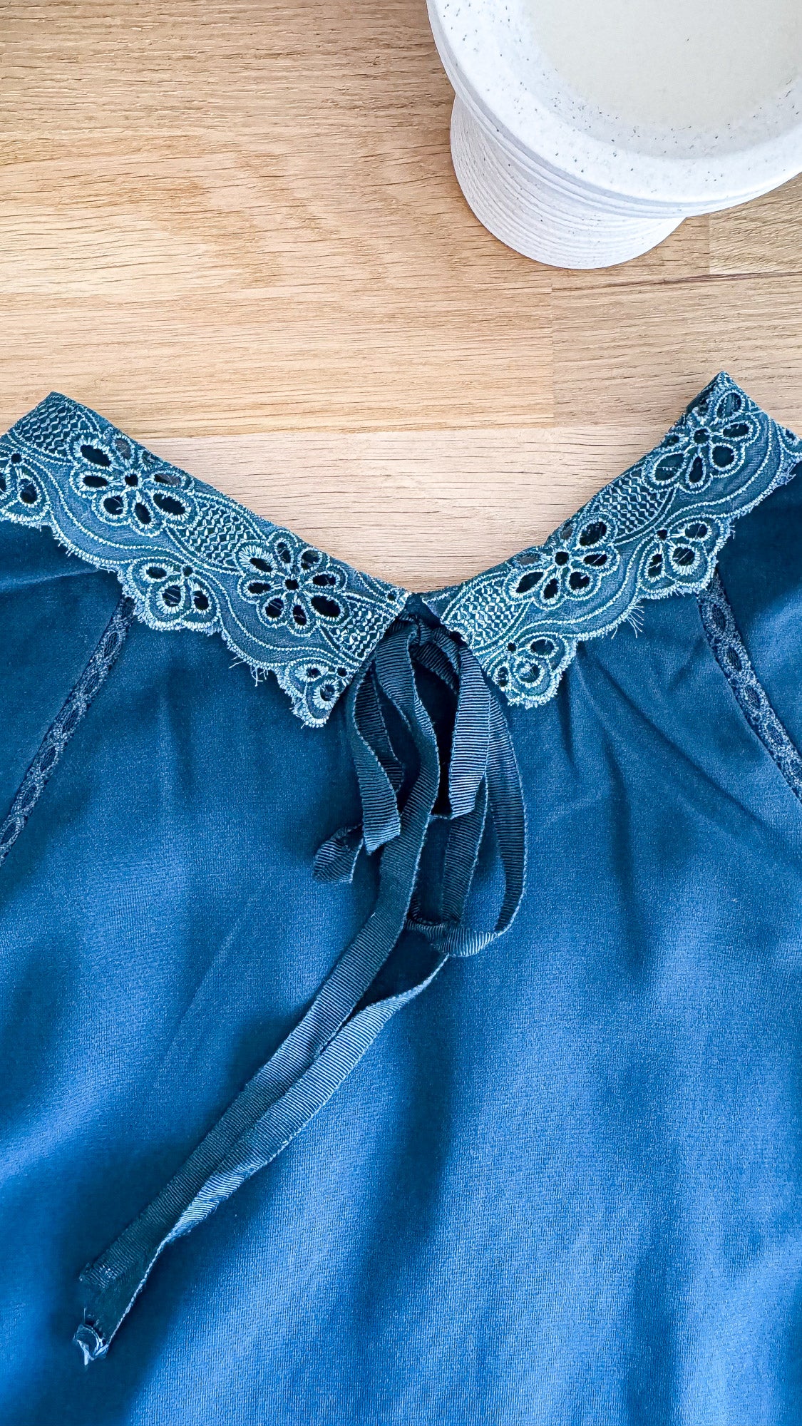 Blouse Grace & Mila bleu canard dentelle dos plissé transparente taille M