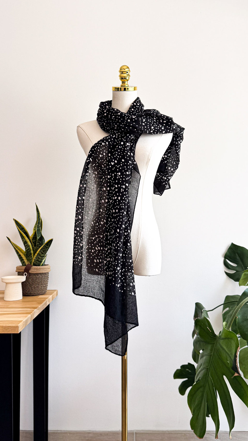 Foulard noir à pois blancs léger transparent femme