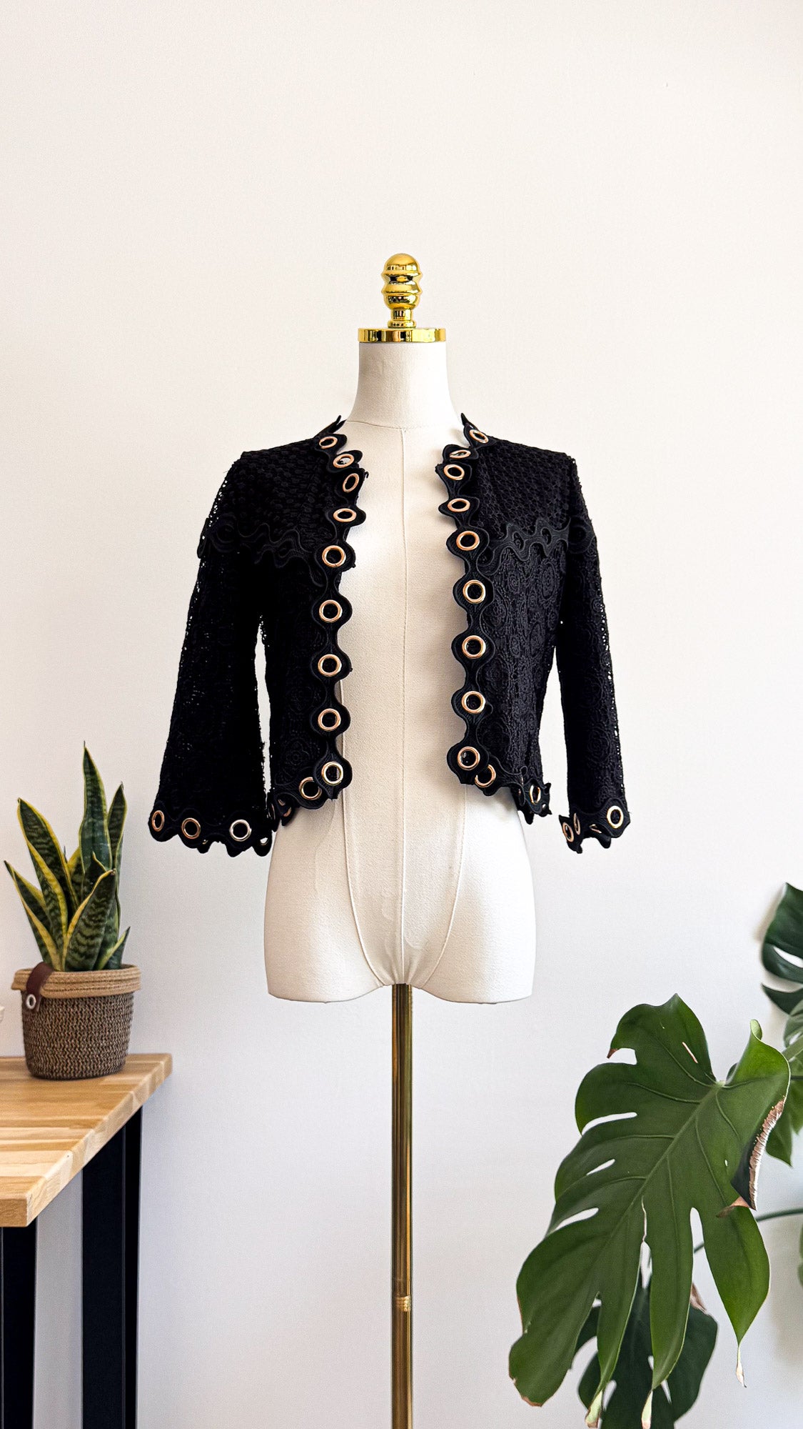 Boléro Maje noir dentelle guipure œillets dorés taille 1
