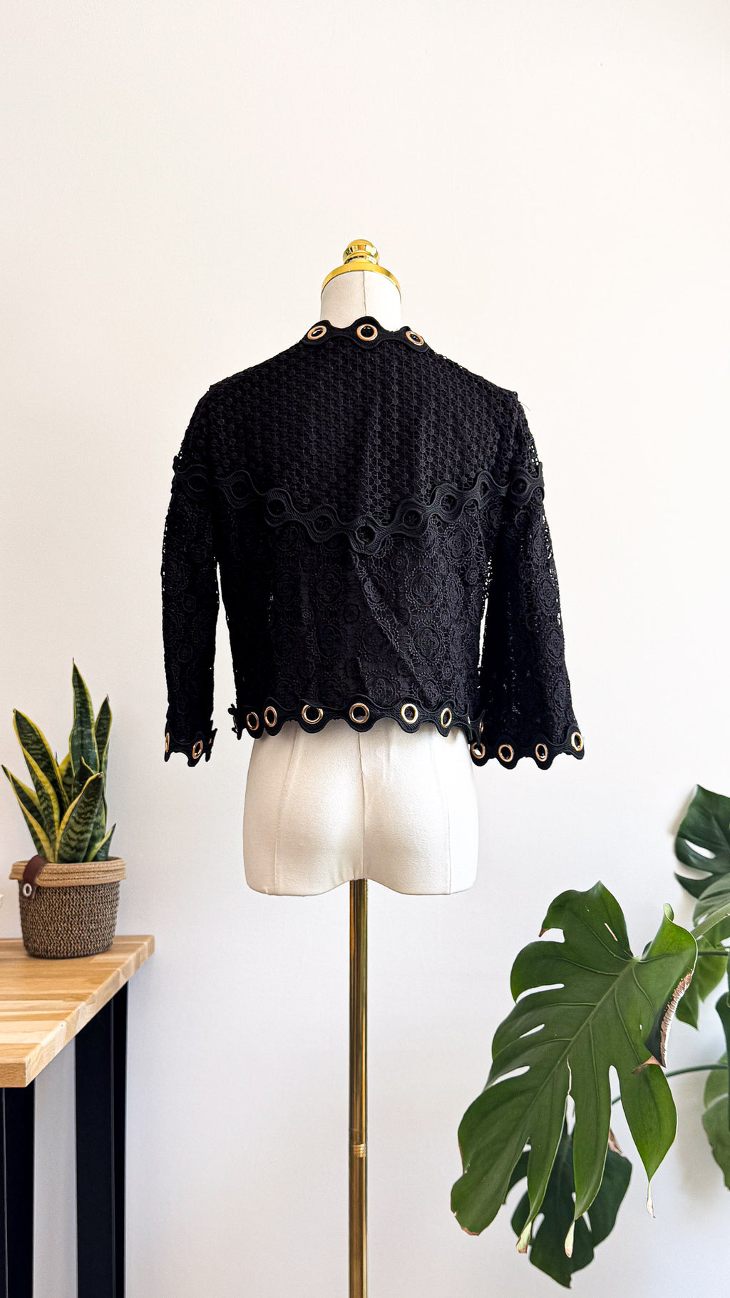 Boléro Maje noir dentelle guipure œillets dorés taille 1