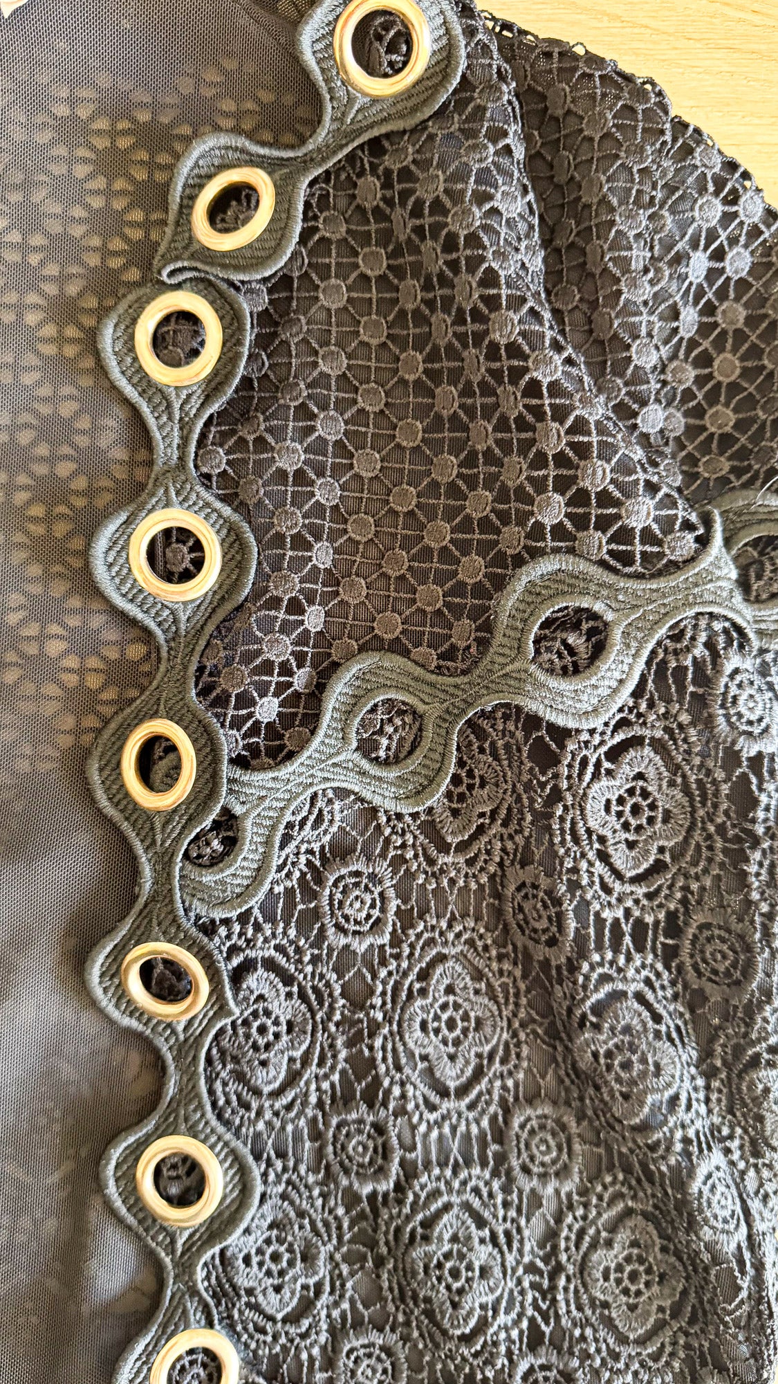 Boléro Maje noir dentelle guipure œillets dorés taille 1