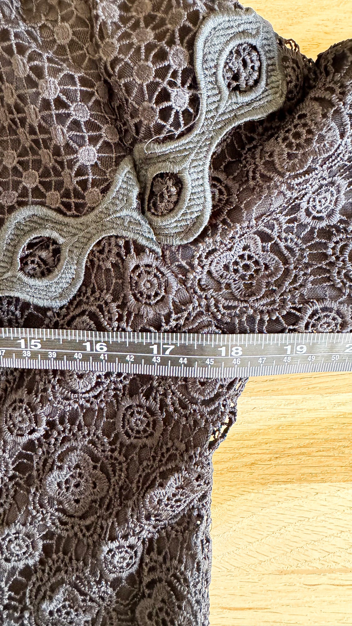 Boléro Maje noir dentelle guipure œillets dorés taille 1