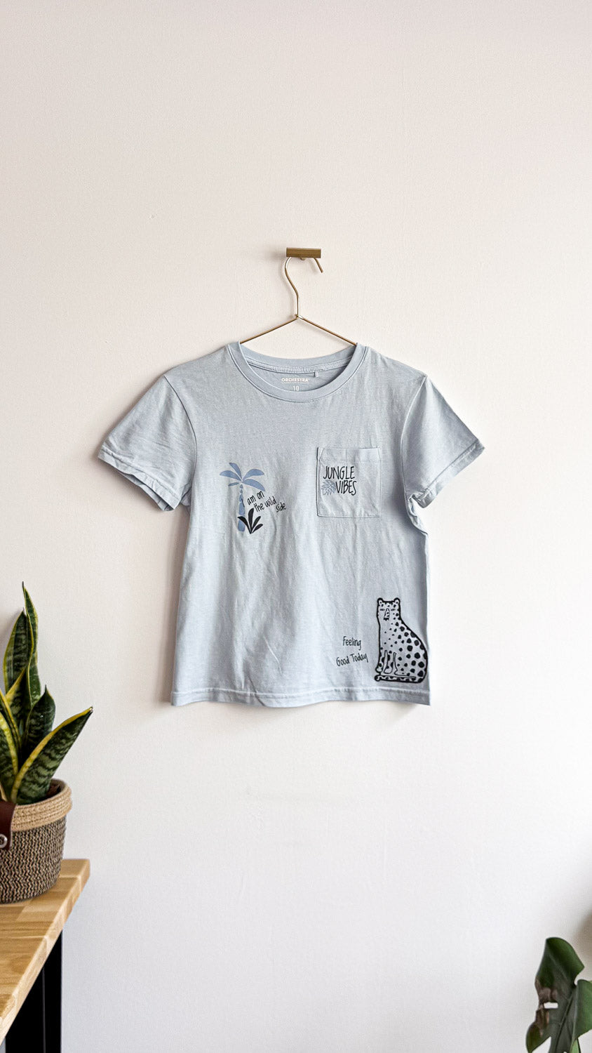 T-shirt bleu ciel poche "Jungle Vibes" 10 ans - Orchestra