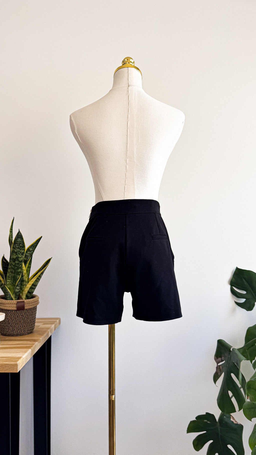 Short noir taillé tailleur poches zip XS - Cloothes