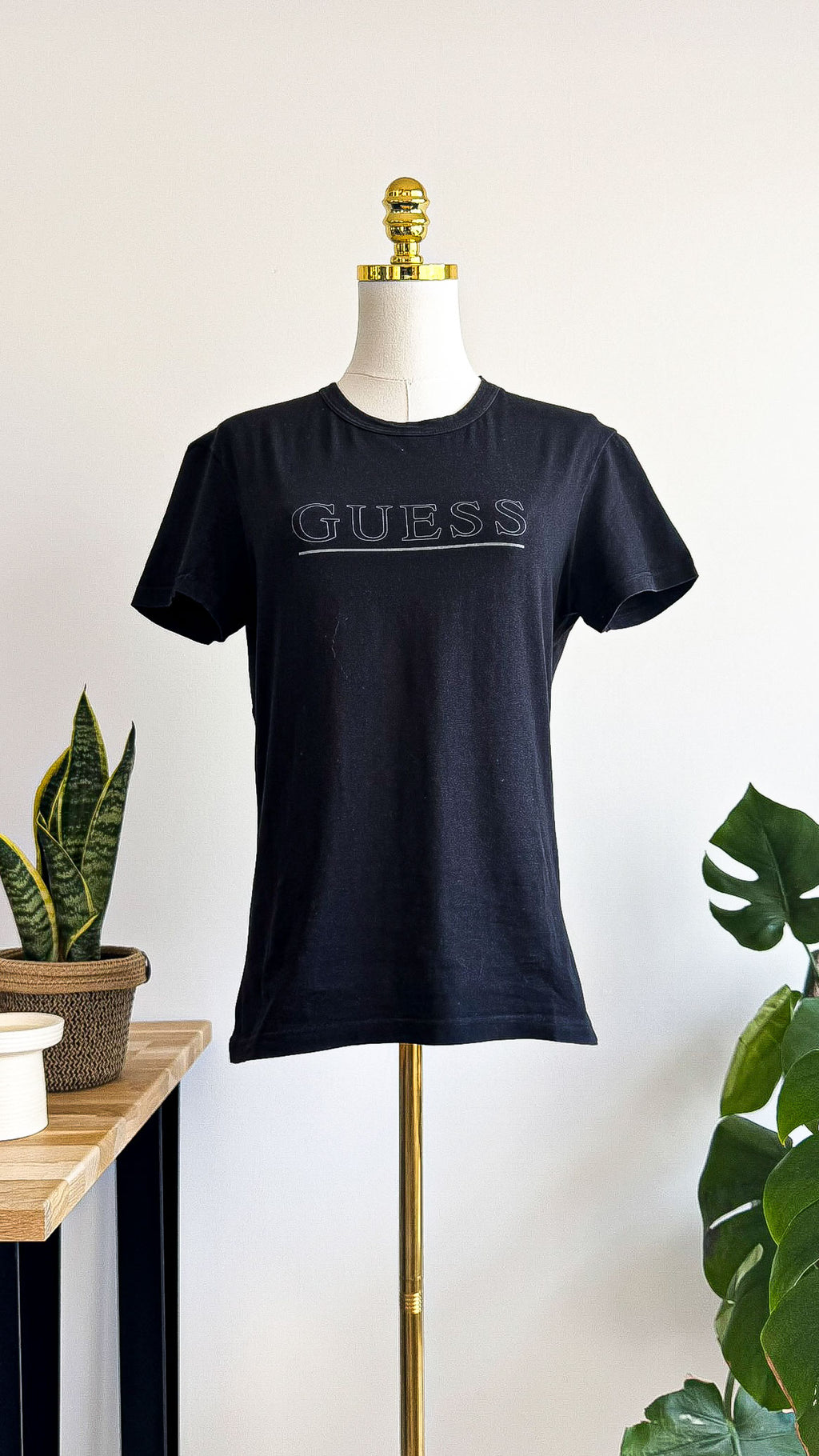 T-shirt Guess noir manches courtes logo discret taille S