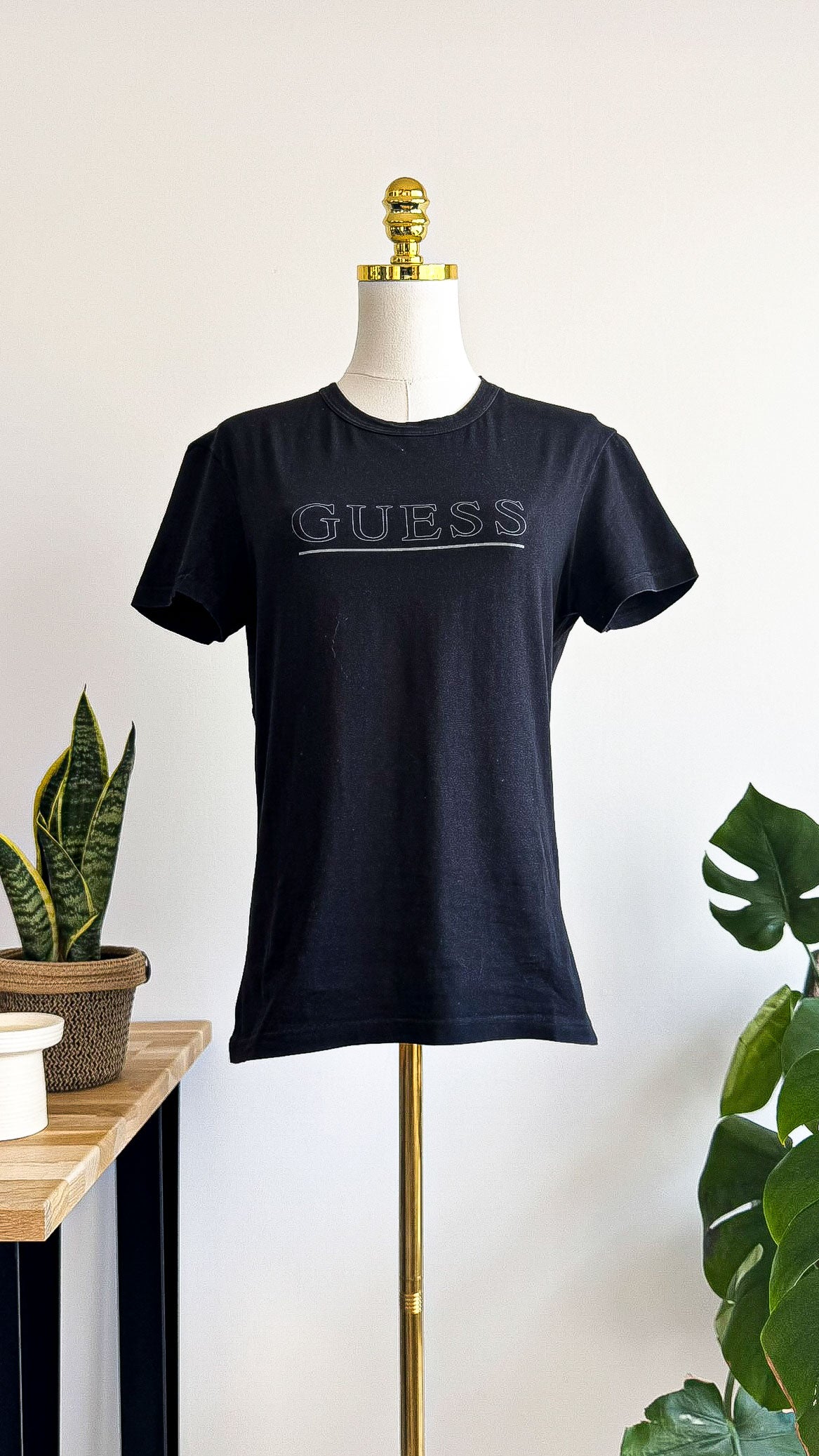 T-shirt Guess noir manches courtes logo discret taille S