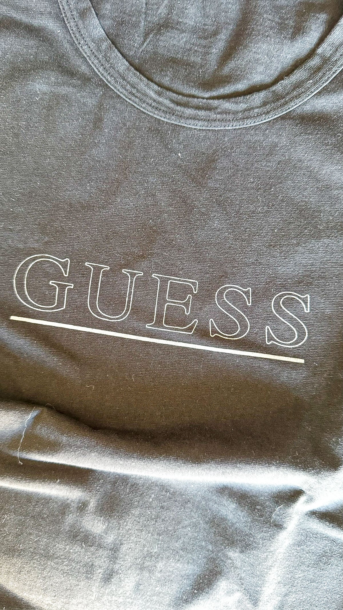 T-shirt Guess noir manches courtes logo discret taille S