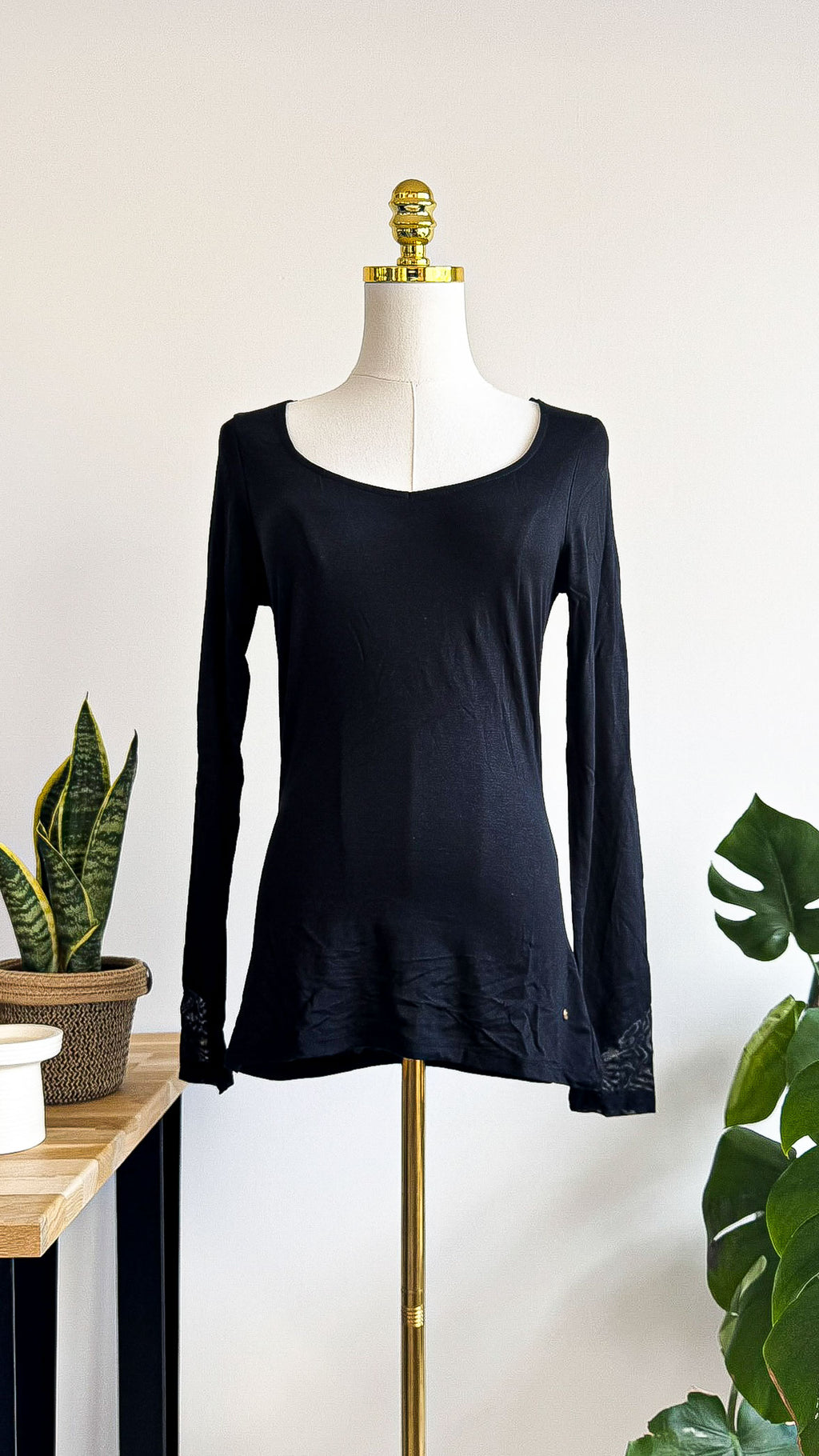 Haut Camaïeu noir plumetis col large manches longues taille S