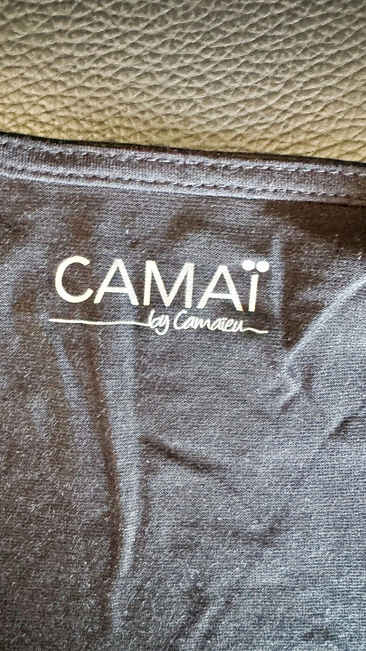 Haut Camaïeu noir plumetis col large manches longues taille S