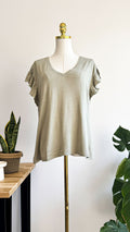 T-shirt Camaïeu kaki clair manches courtes volants col V taille M