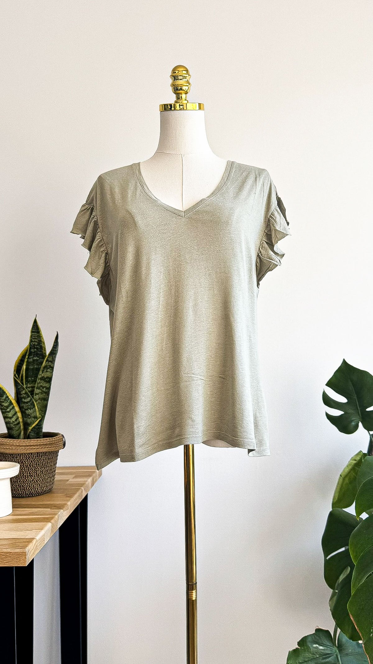 T-shirt Camaïeu kaki clair manches courtes volants col V taille M