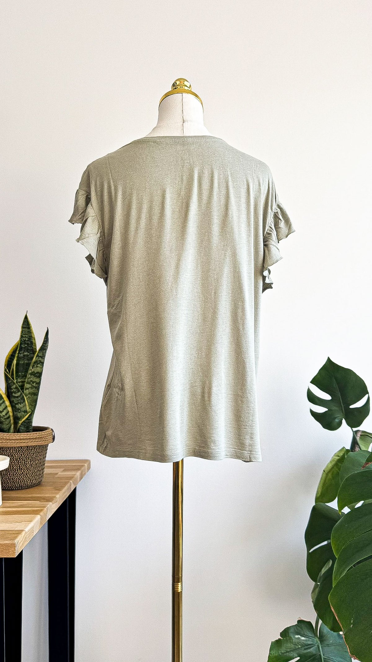 T-shirt Camaïeu kaki clair manches courtes volants col V taille M