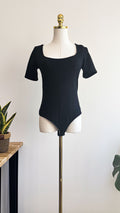 Body H&M noir encolure carrée manches courtes basique chic taille S/M
