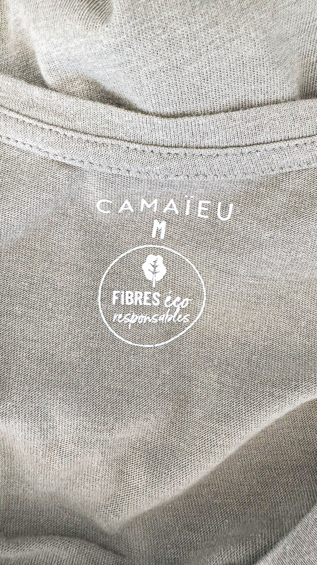 T-shirt Camaïeu kaki clair manches courtes volants col V taille M