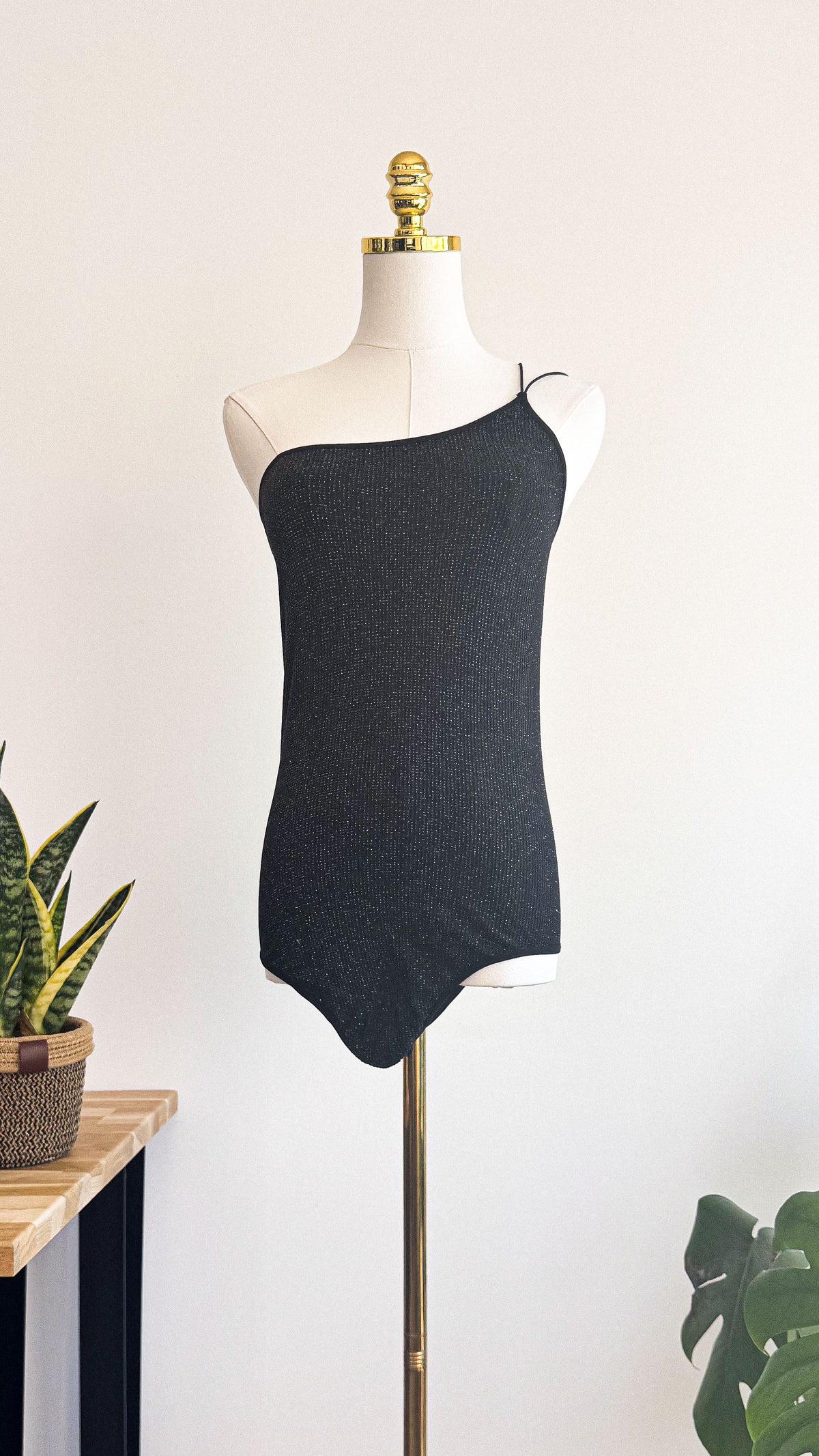 Body noir pailleté asymétrique une épaule soirée sexy chic