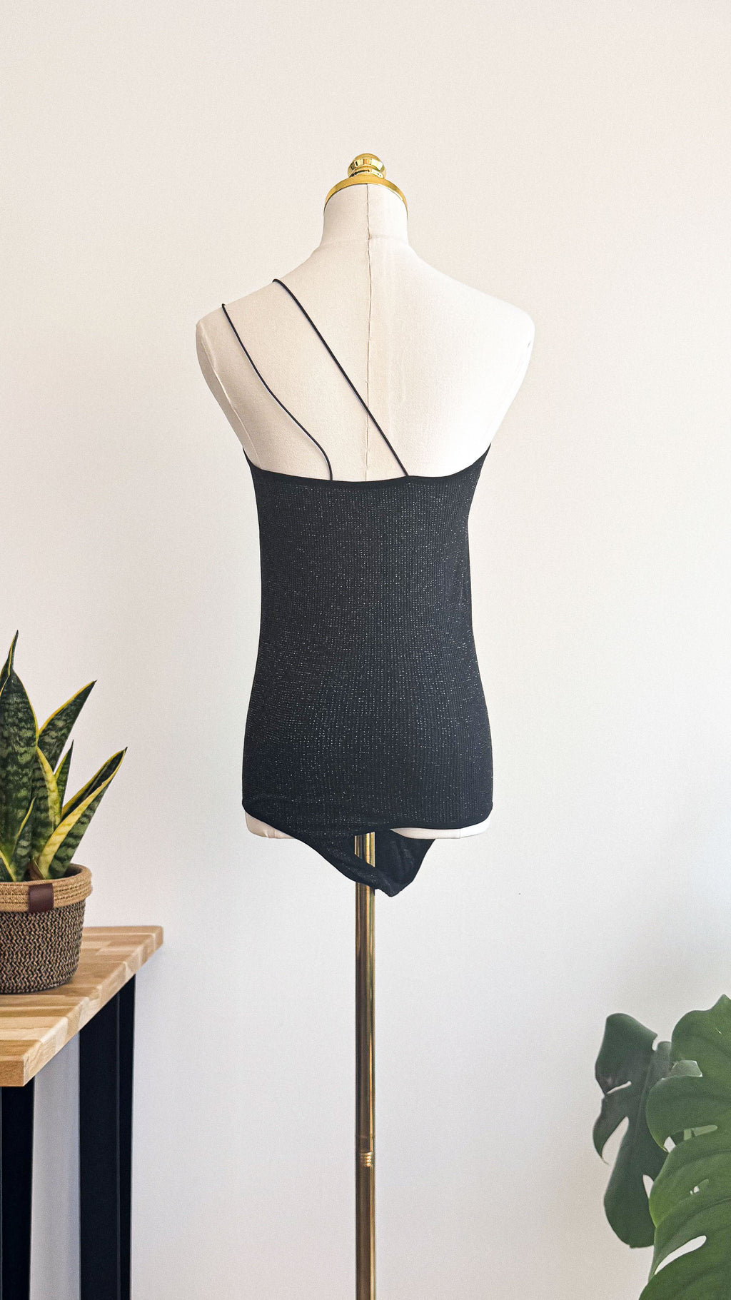 Body noir pailleté asymétrique une épaule soirée sexy chic
