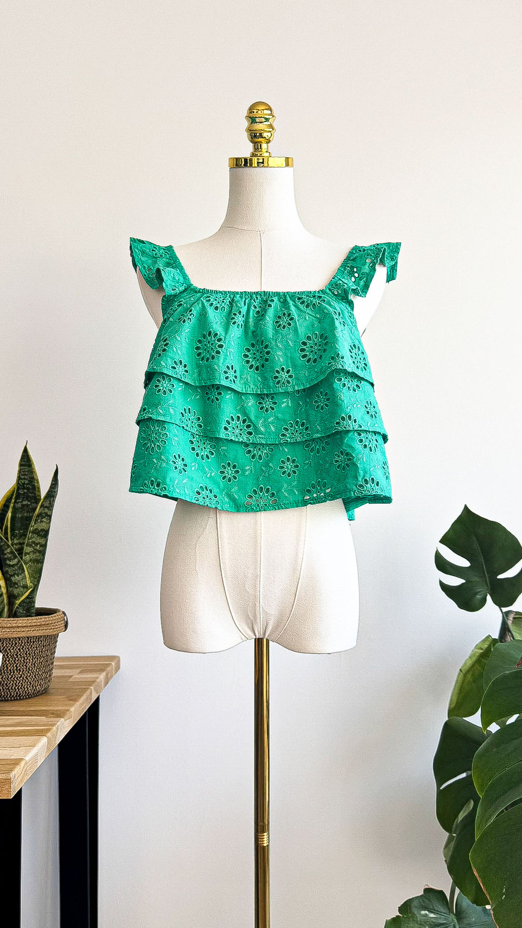 Top court Camaïeu vert broderie anglaise volants été taille M/L