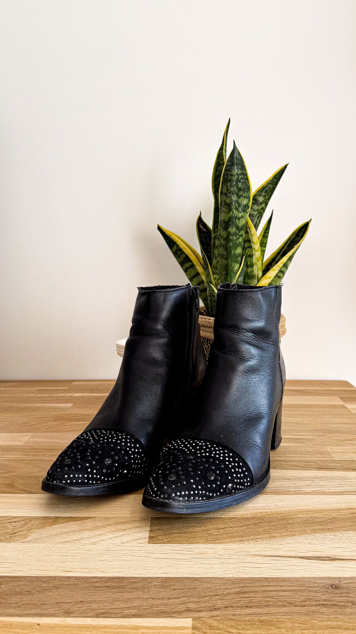 Bottines cuir strass bout noir 39 - Texto