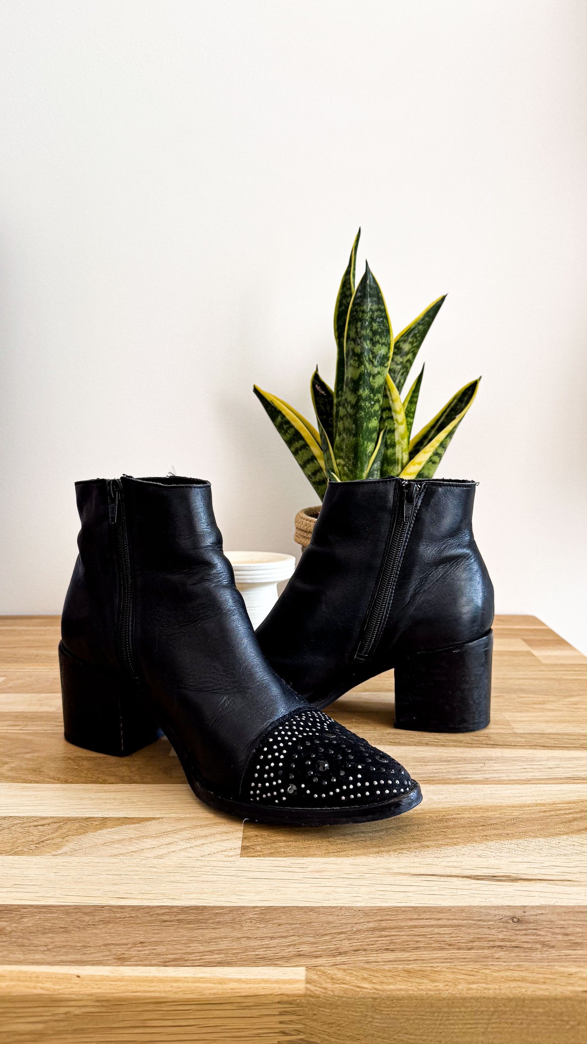 Bottines cuir strass bout noir 39 - Texto