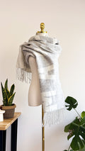 Écharpe grise H&M femme grande taille motif texte Magnifique hiver douce