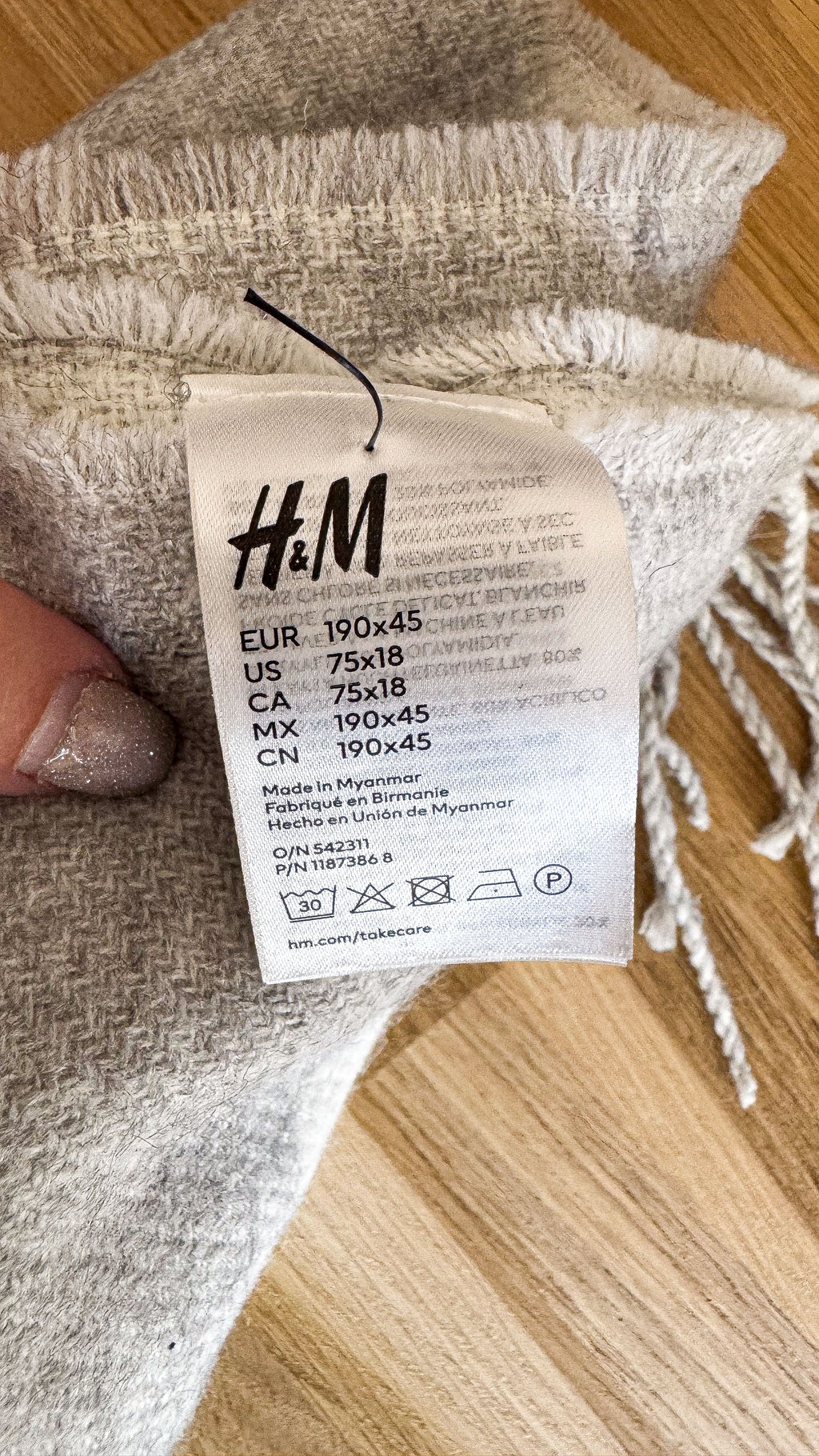 Écharpe grise H&M femme grande taille motif texte Magnifique hiver douce