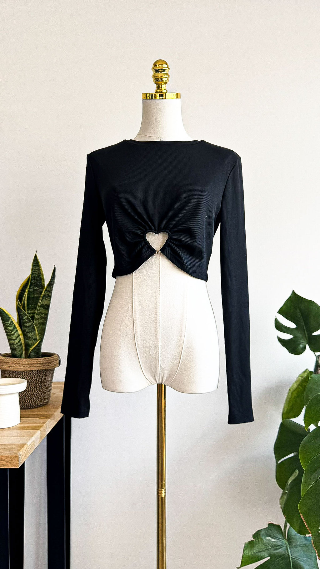 Crop top noir manches longues cœur ajouré taille M