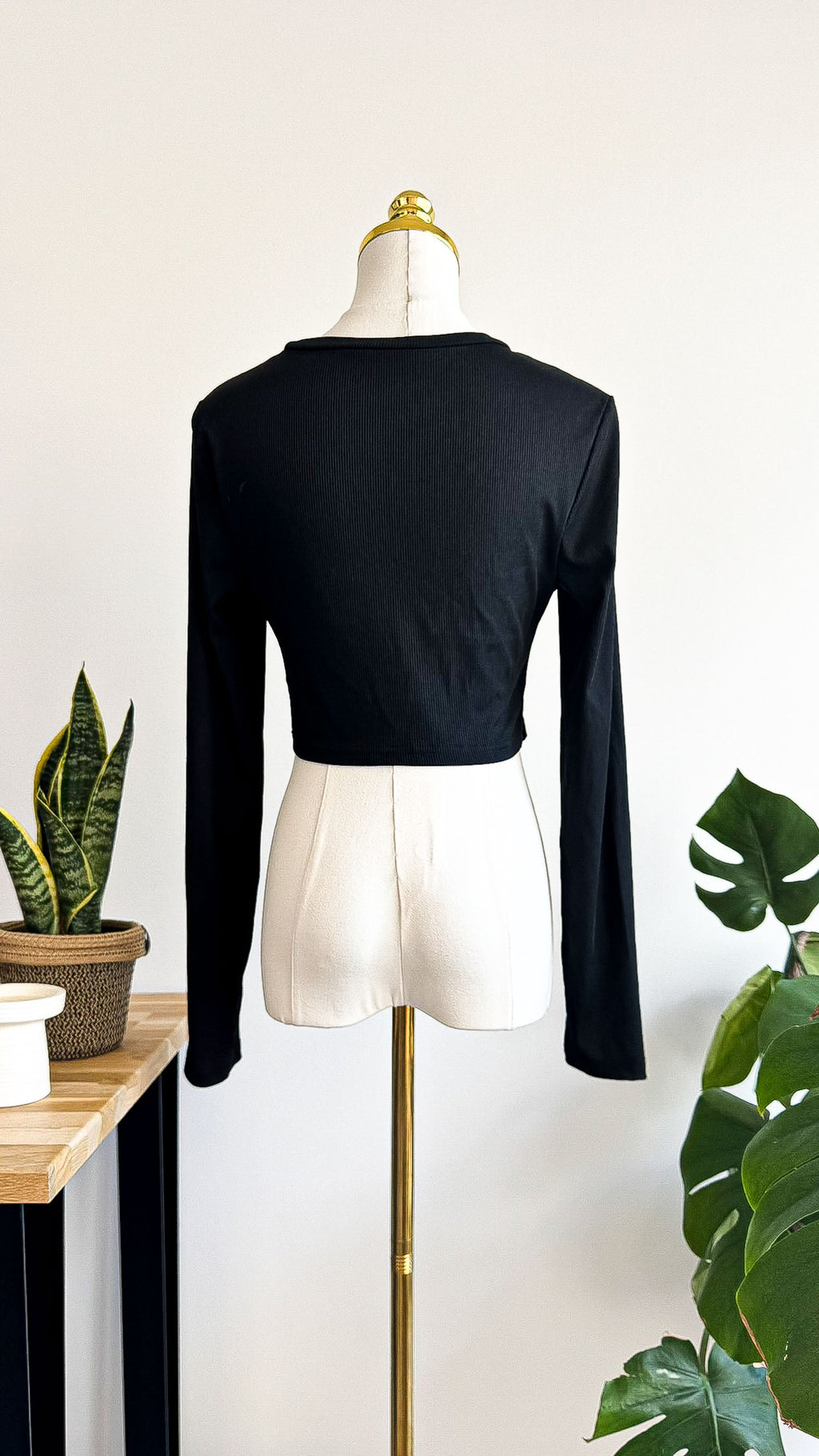 Crop top noir manches longues cœur ajouré taille M