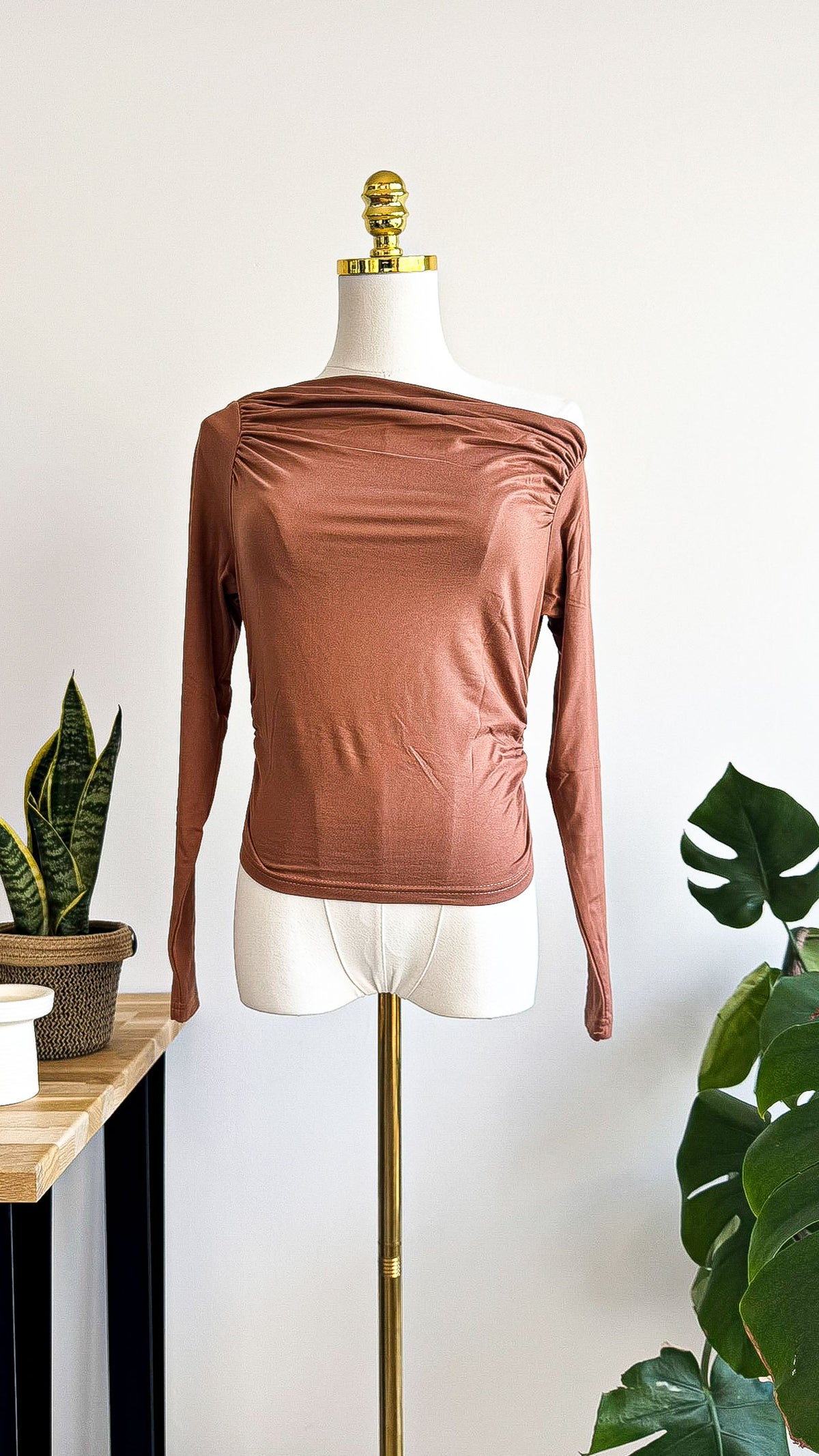Top asymétrique marron effet drapé une épaule manches longues taille M