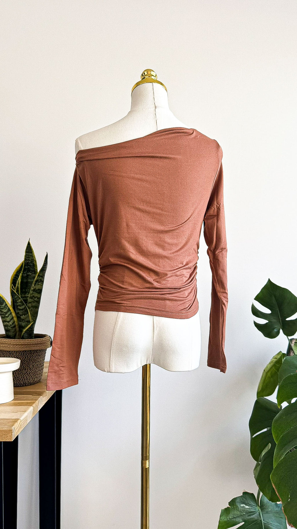 Top asymétrique marron effet drapé une épaule manches longues taille M